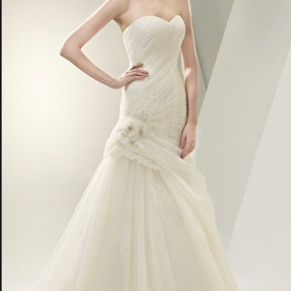 Ivory Enzoani Wedding Gown - Picture 9 of 12